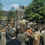 119090 Afbeelding van het publiek tijdens opnames voor het satirische televisieprogramma Farce Majeure op het Domplein ...